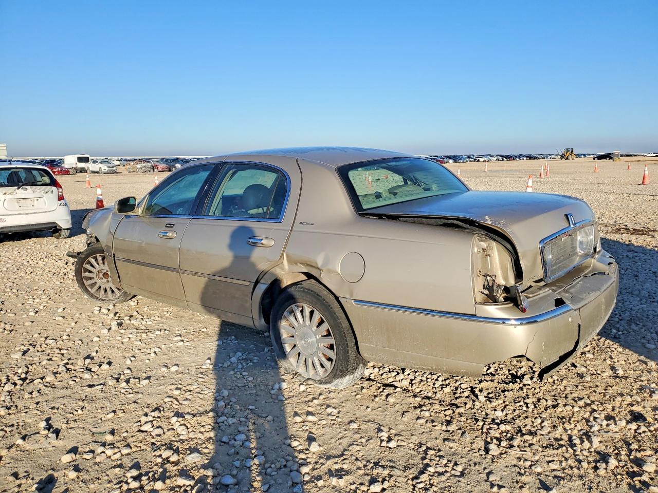 2005 Lincoln Town Car Signature - Фото 2
