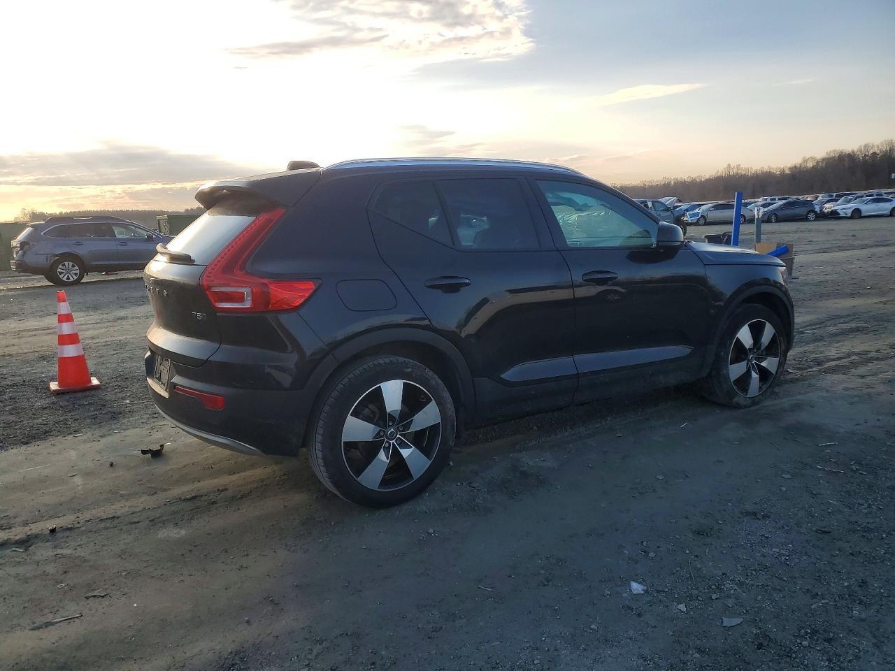2020 Volvo Xc40 T5 Momentum - Фото 3