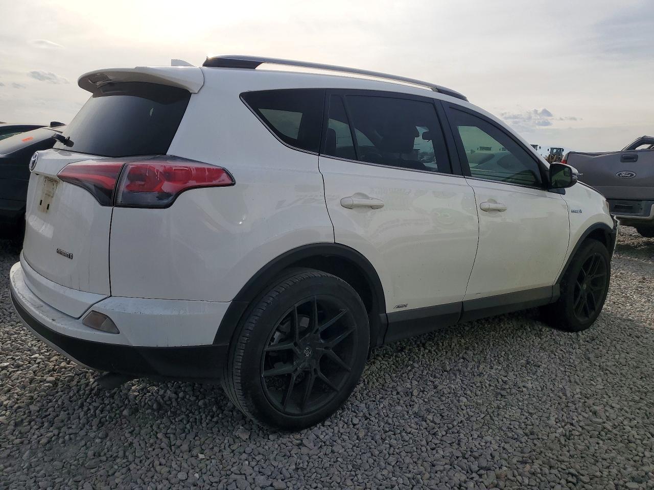 2018 Toyota Rav4 Hv Le - Image 3