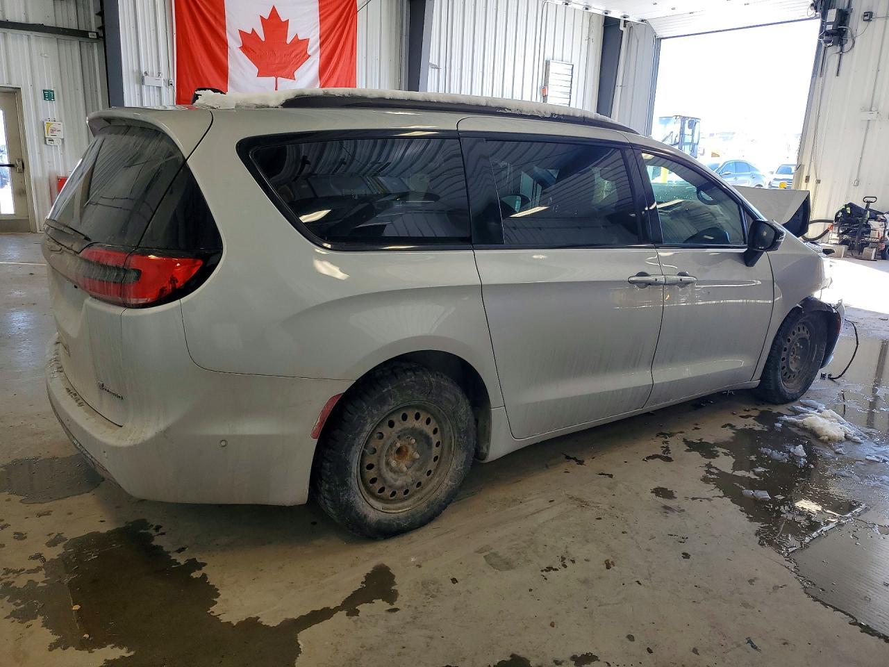 2024 Chrysler Pacifica Hybrid Select - Image 3