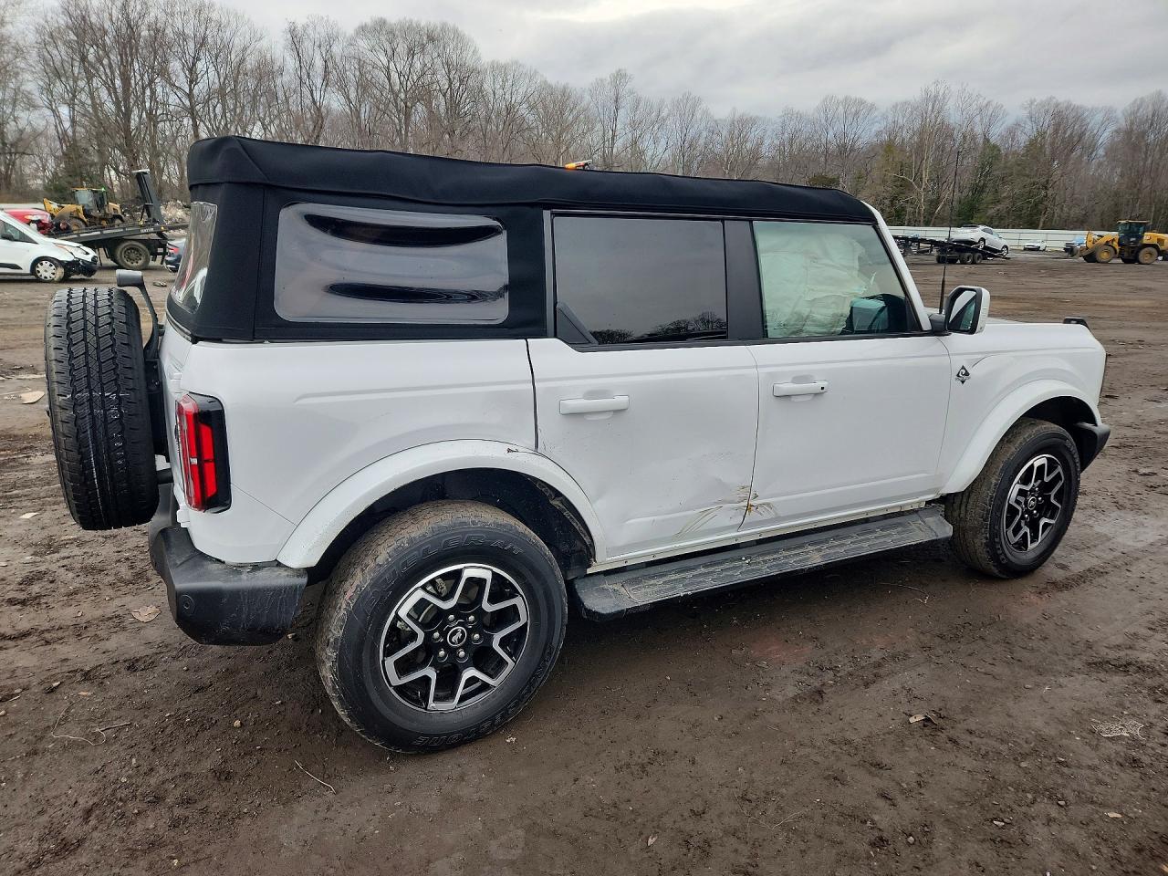 2023 Ford Bronco Base - Image 3