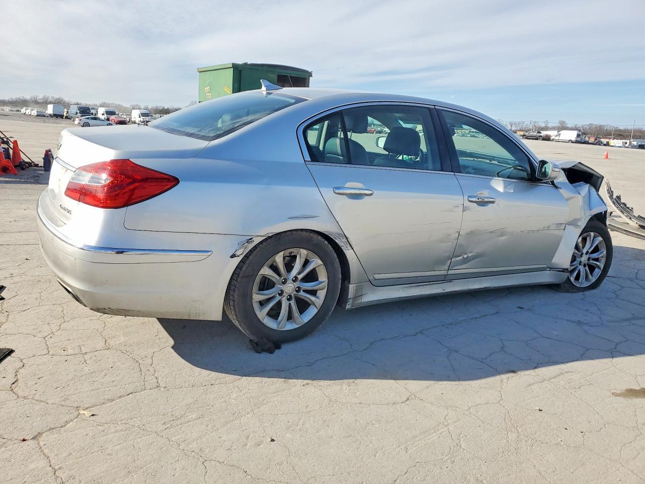 2013 Hyundai Genesis 3.8L - Фото 3