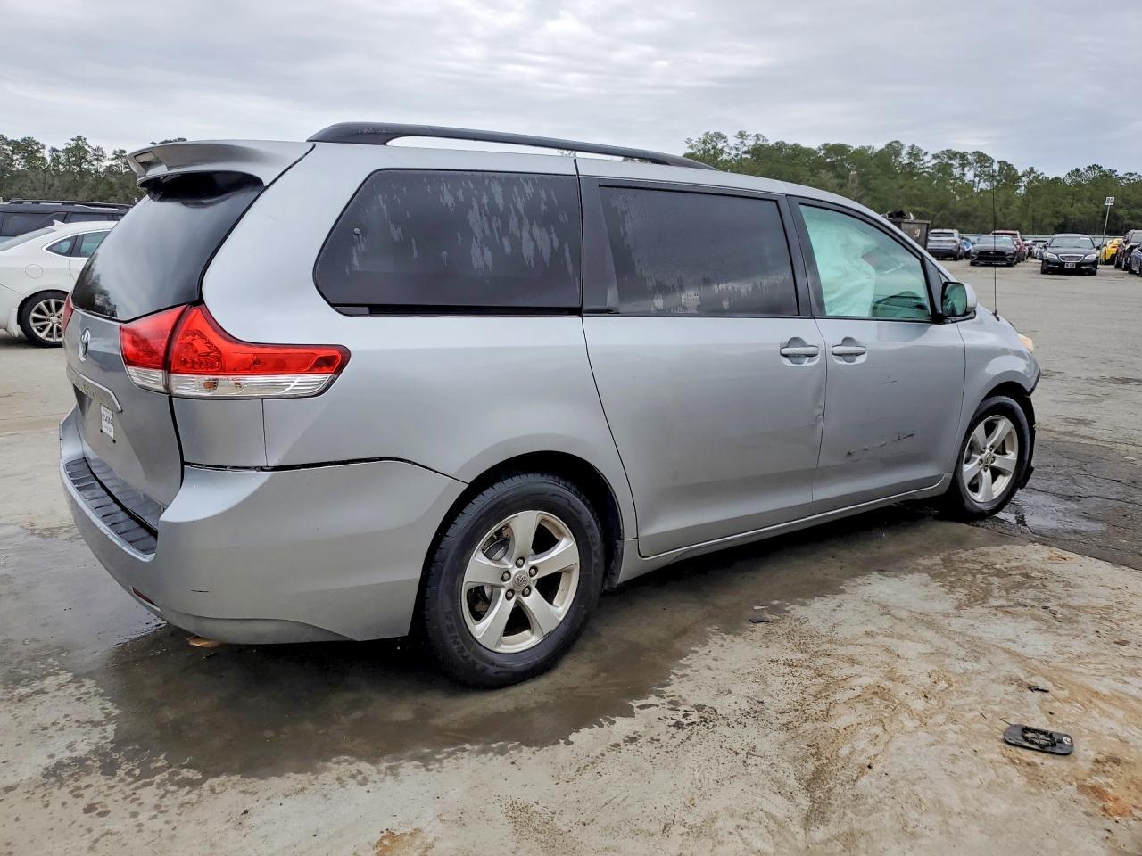 2011 Toyota Sienna Le 8-Passenger - Фото 3