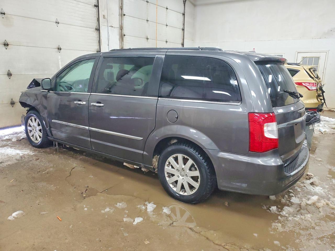 2015 Chrysler Town & Country Touring - Фото 2