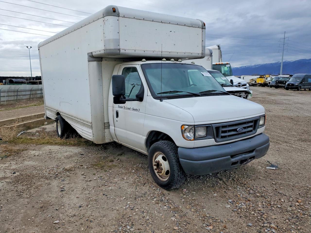2006 Ford Econoline E450 Super Duty Cutaway Van - Image 4