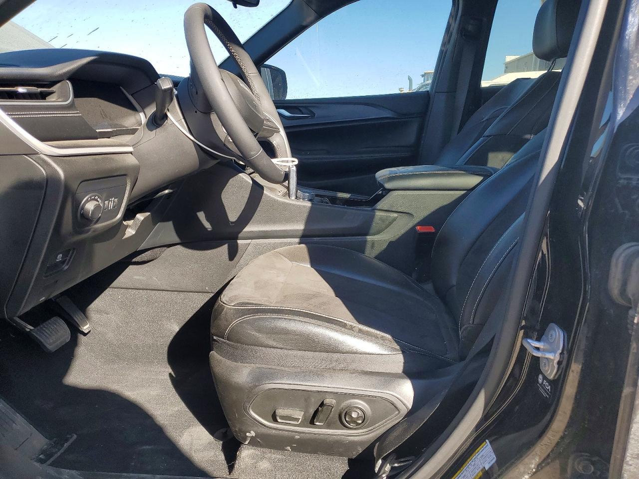 2023 Jeep Grand Cherokee L Laredo - Image 7