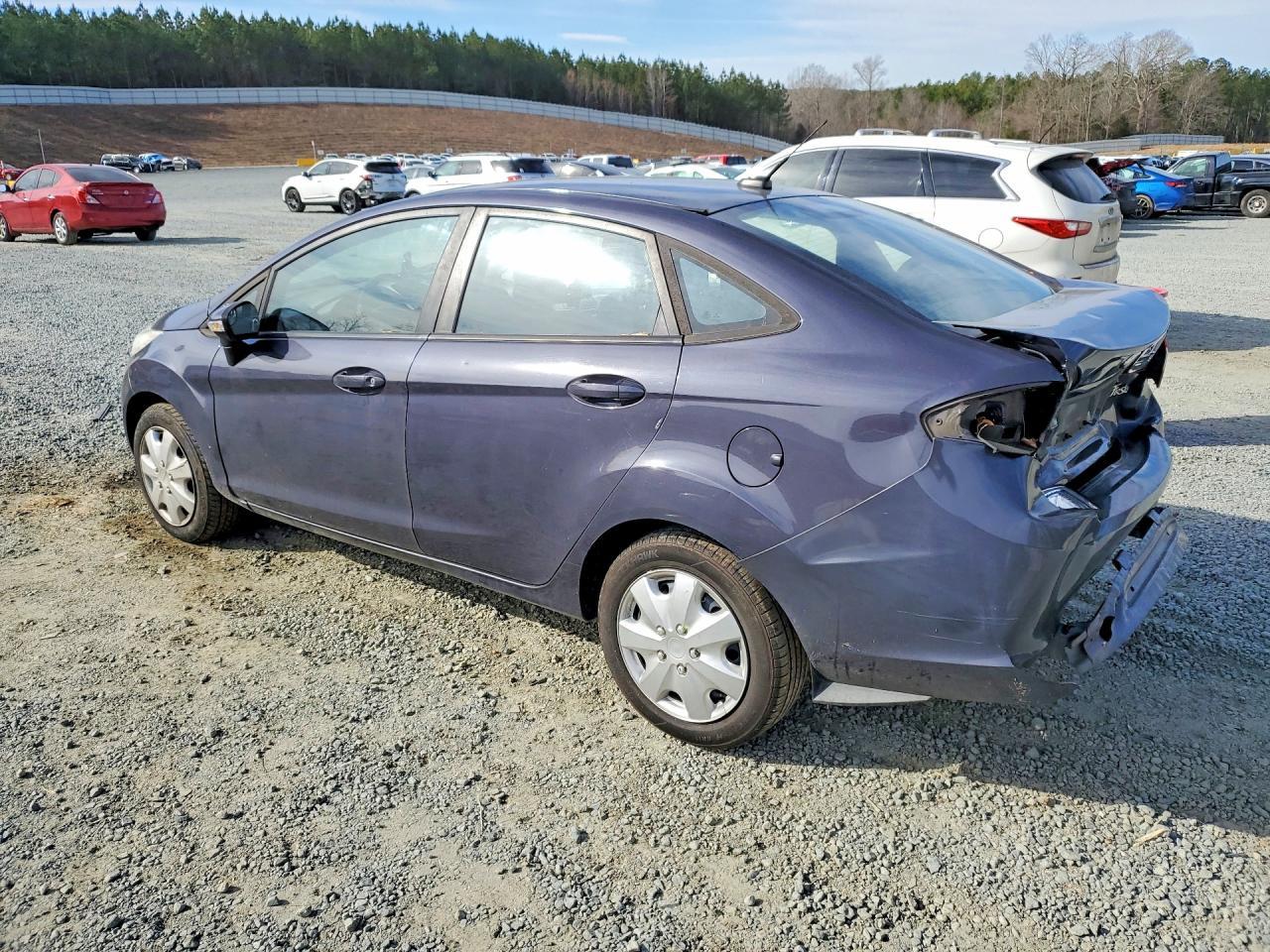 2013 Ford Fiesta Se - Фото 2