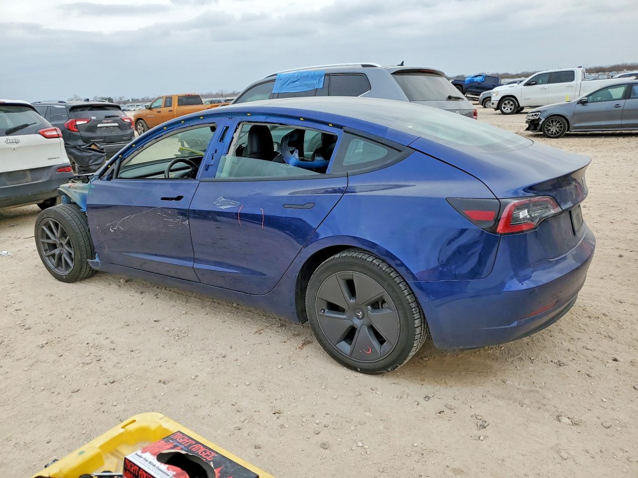 2022 Tesla Model 3 - Фото 2