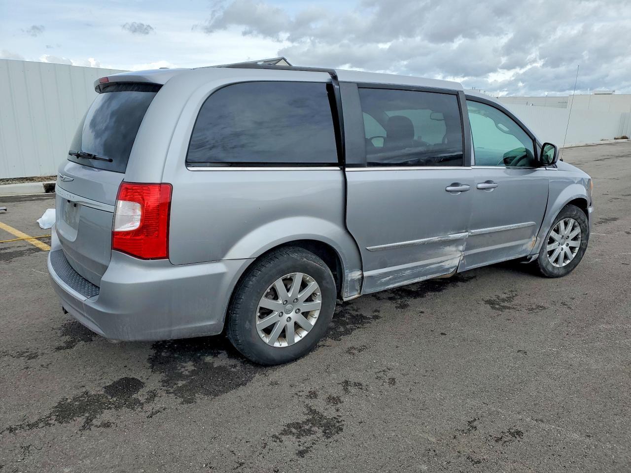2016 Chrysler Town & Country Touring - Image 3