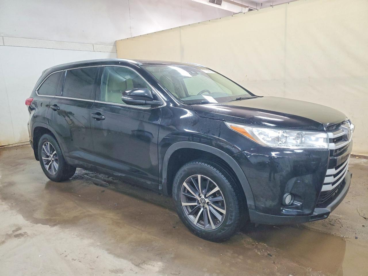 2017 Toyota Highlander Se - Фото 4