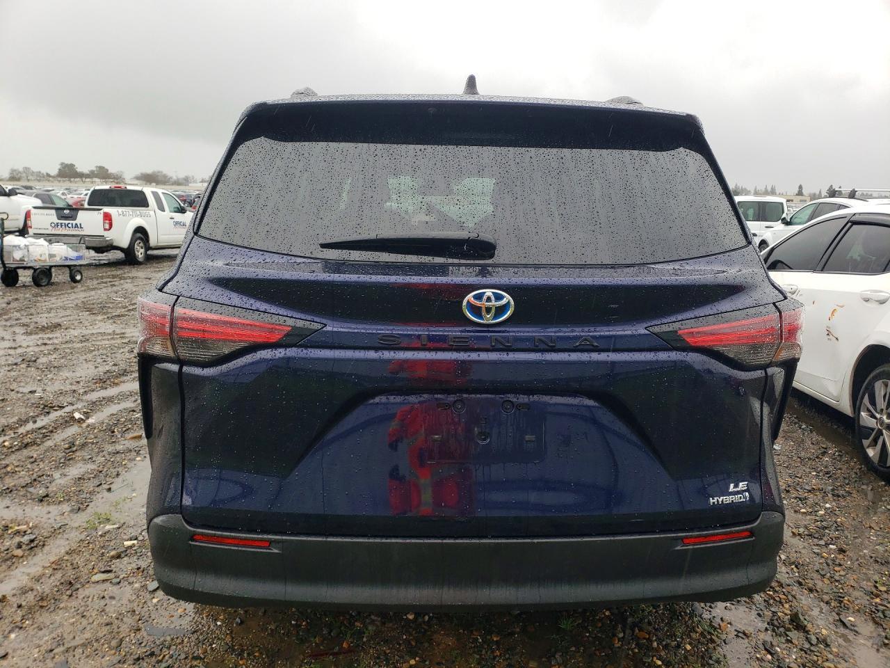 2022 Toyota Sienna Le - Image 6