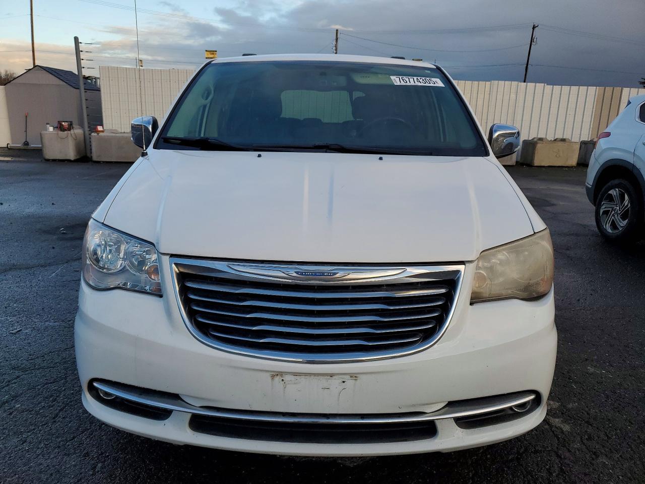 2015 Chrysler Town & Country Touring L - Image 5