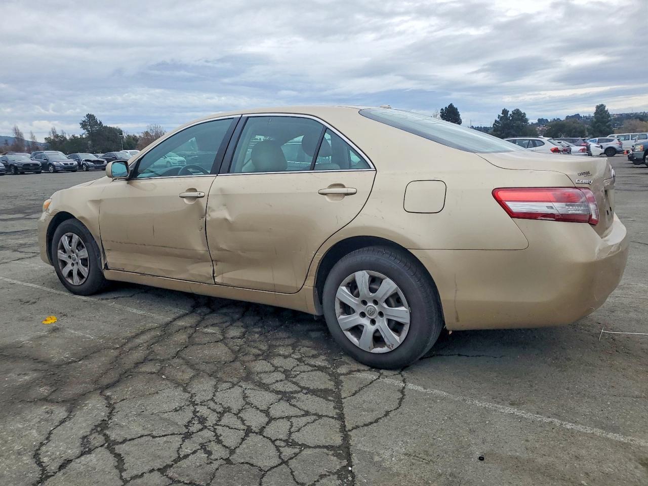 2011 Toyota Camry Base - Фото 2
