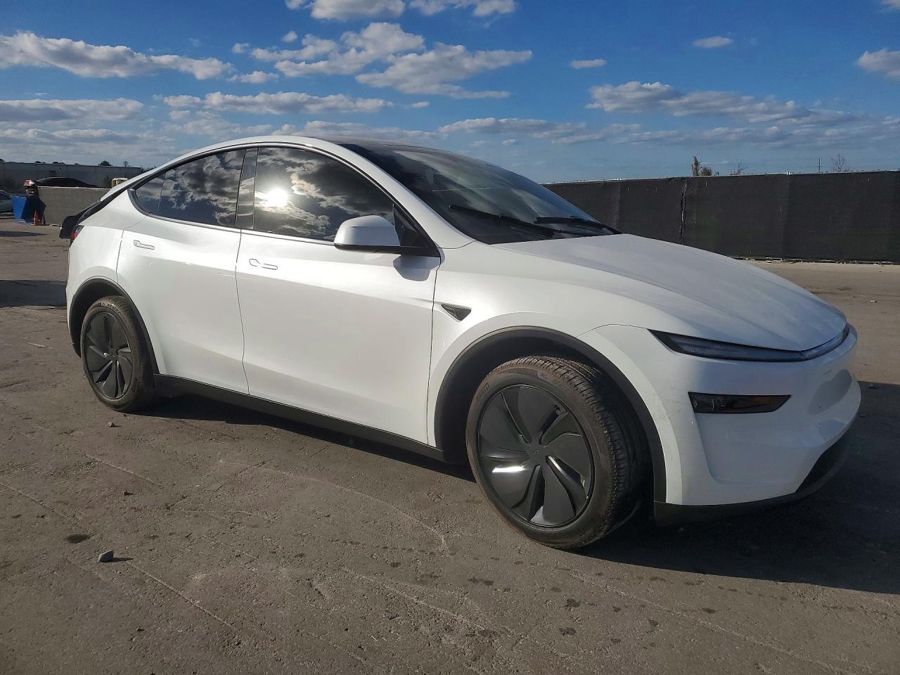 2026 Tesla Model Y - Фото 4