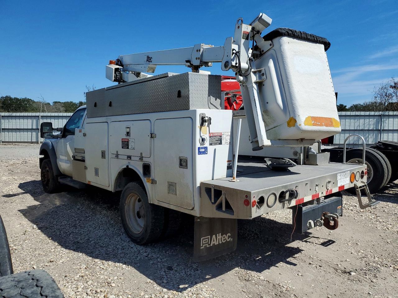 2015 Ford F450 Super Duty Bucket Truck - Image 2