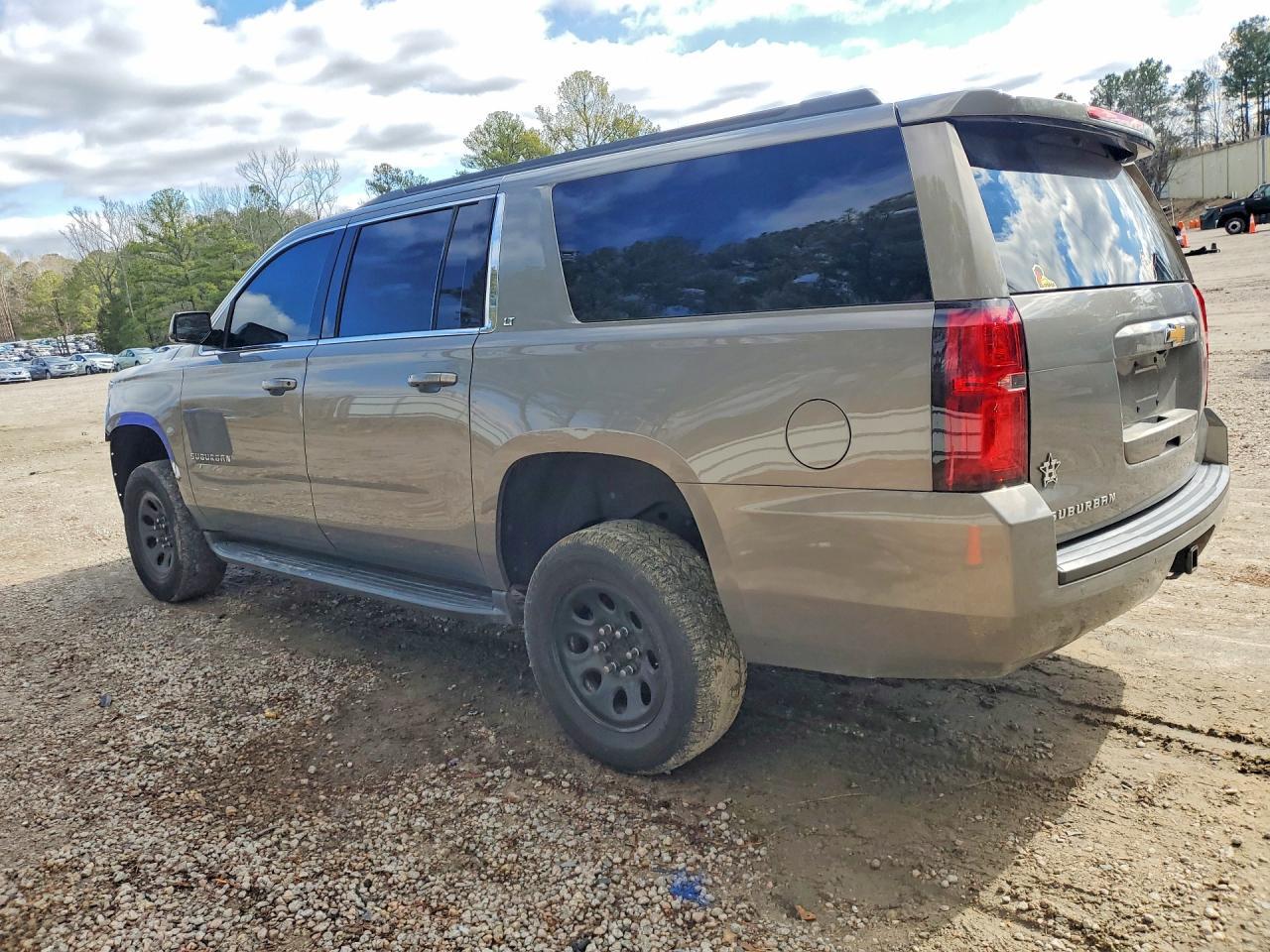 2017 Chevrolet Suburban C1500 Lt - Image 2