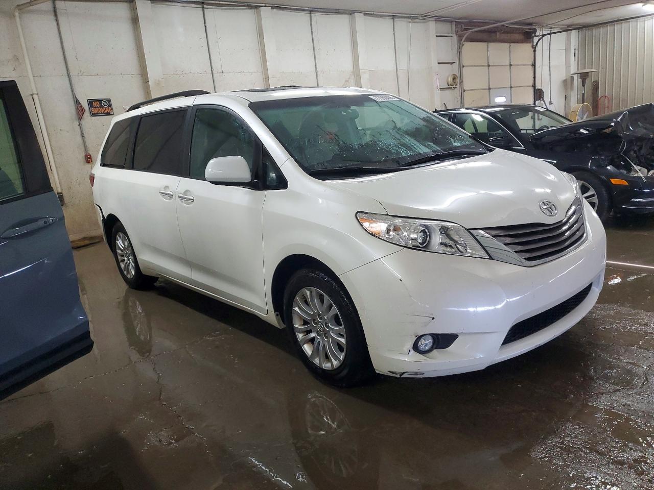 2017 Toyota Sienna Xle Premium 8-Passenger - Image 4