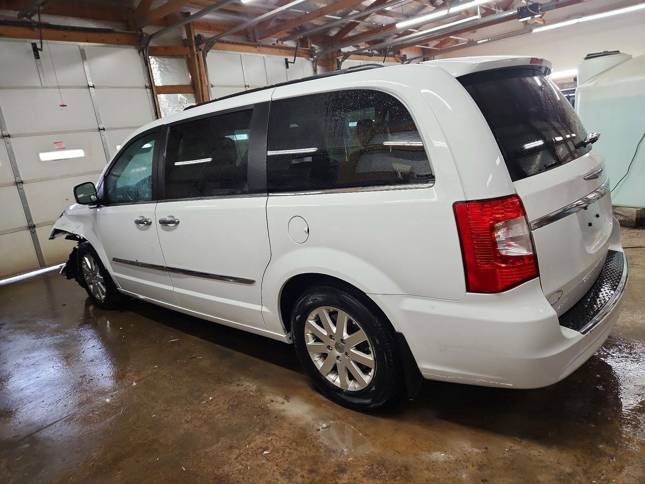 2016 Chrysler Town & Country - Фото 2