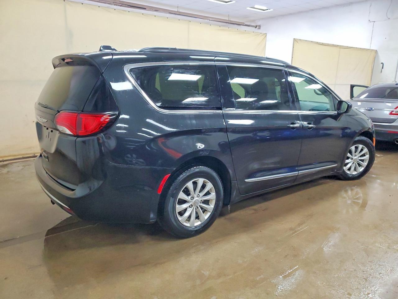 2017 Chrysler Pacifica Touring L - Фото 3