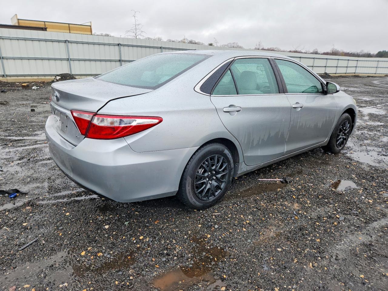 2016 Toyota Camry Le - Фото 3