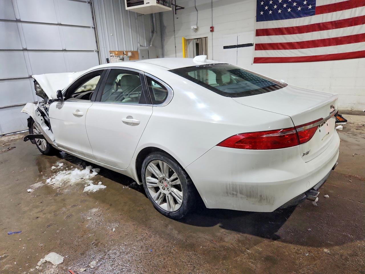 2017 Jaguar Xf - Фото 2