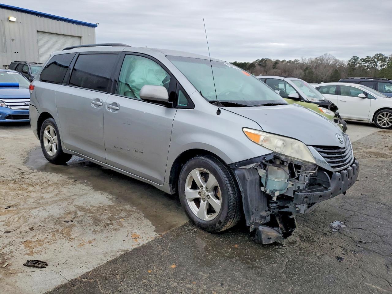 2011 Toyota Sienna Le 8-Passenger - Фото 4