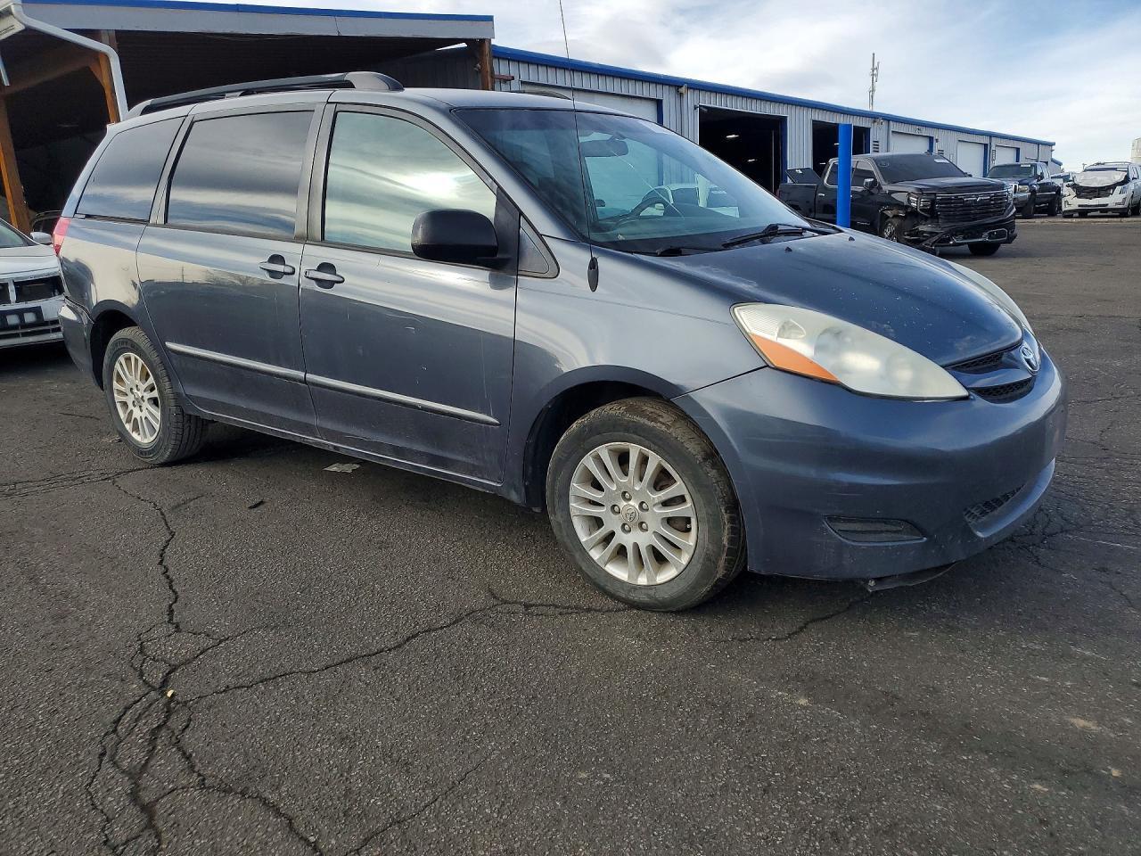 2010 Toyota Sienna - Image 4
