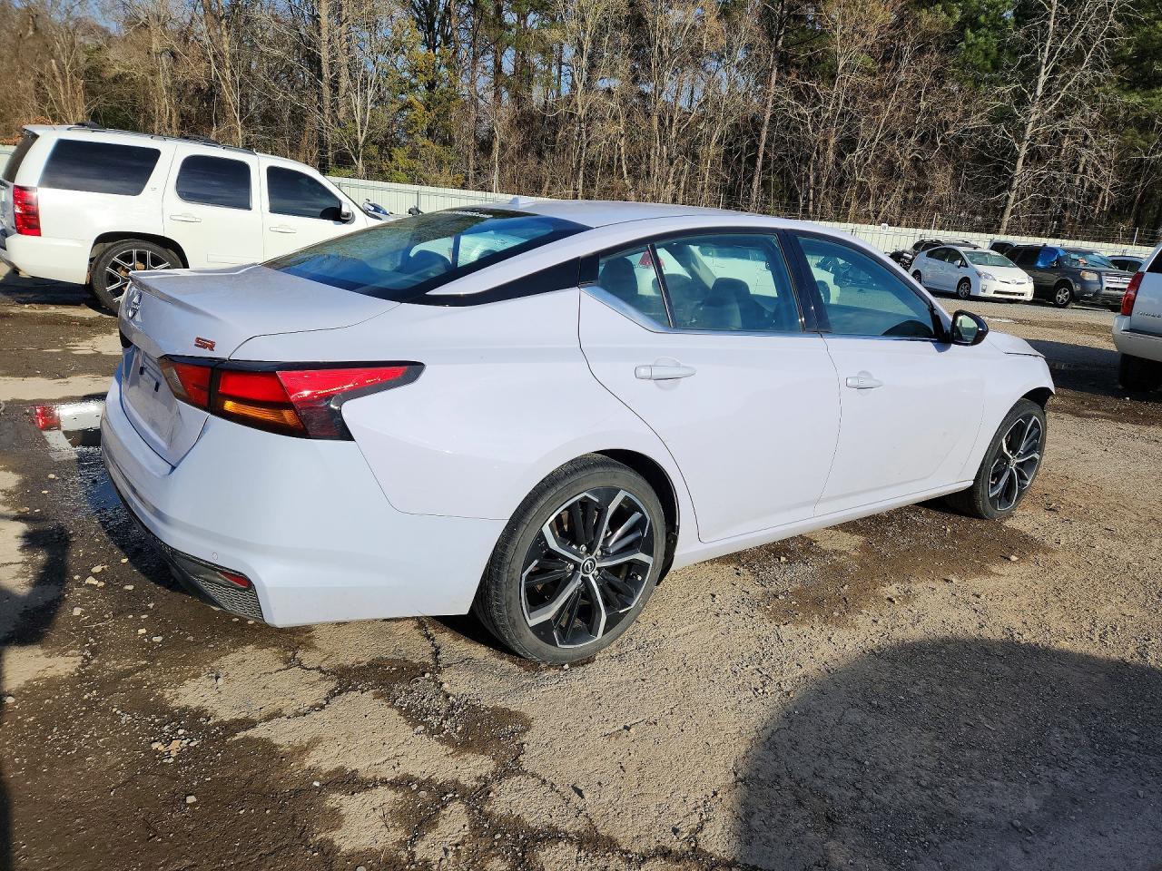 2024 Nissan Altima 2.5 Sr - Image 3