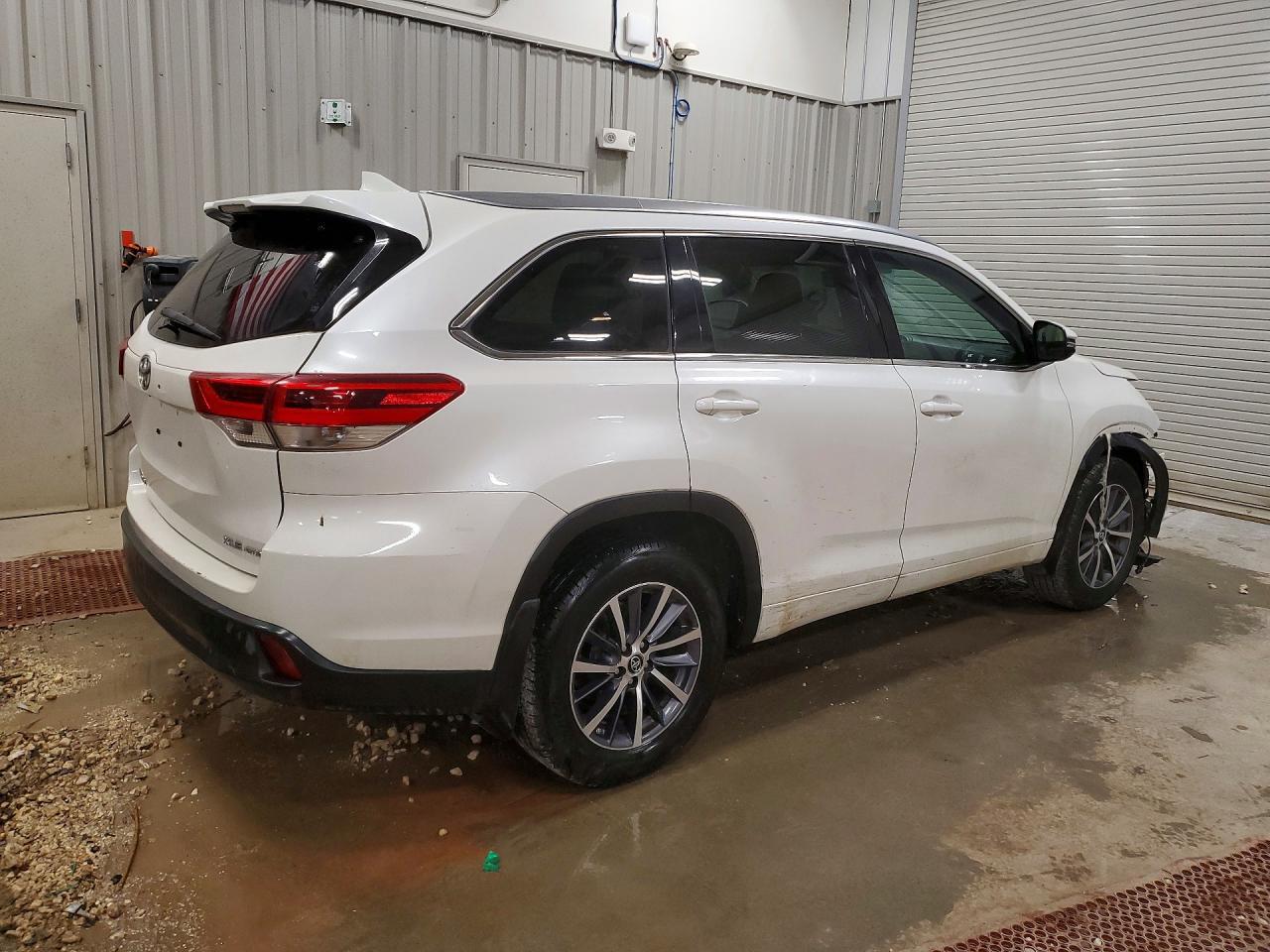 2017 Toyota Highlander Xle - Image 3