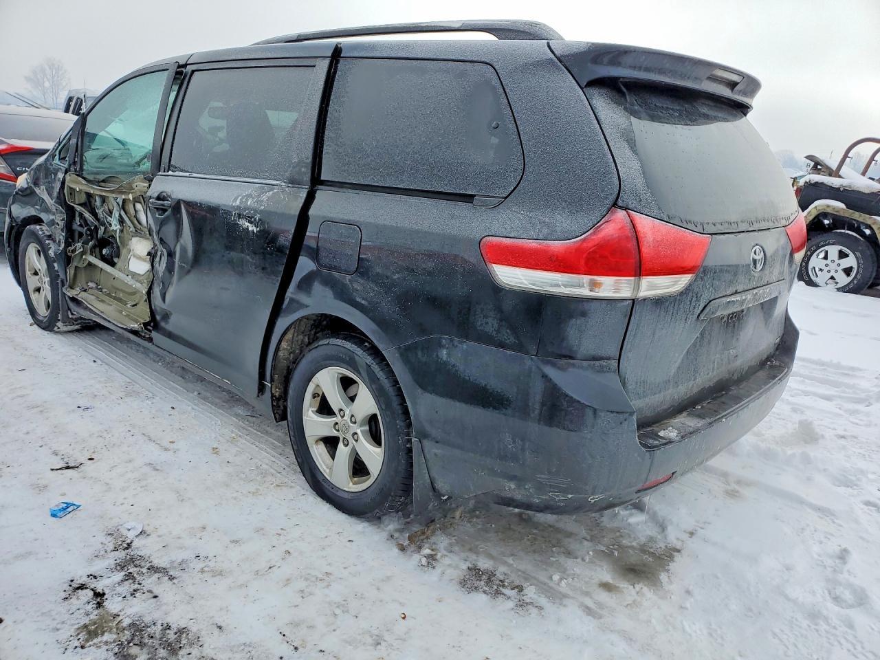 2013 Toyota Sienna Le - Фото 2
