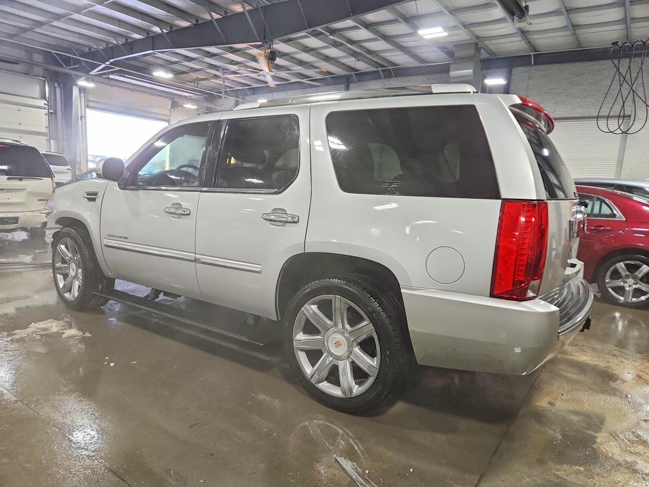 2013 Cadillac Escalade Luxury - Фото 2