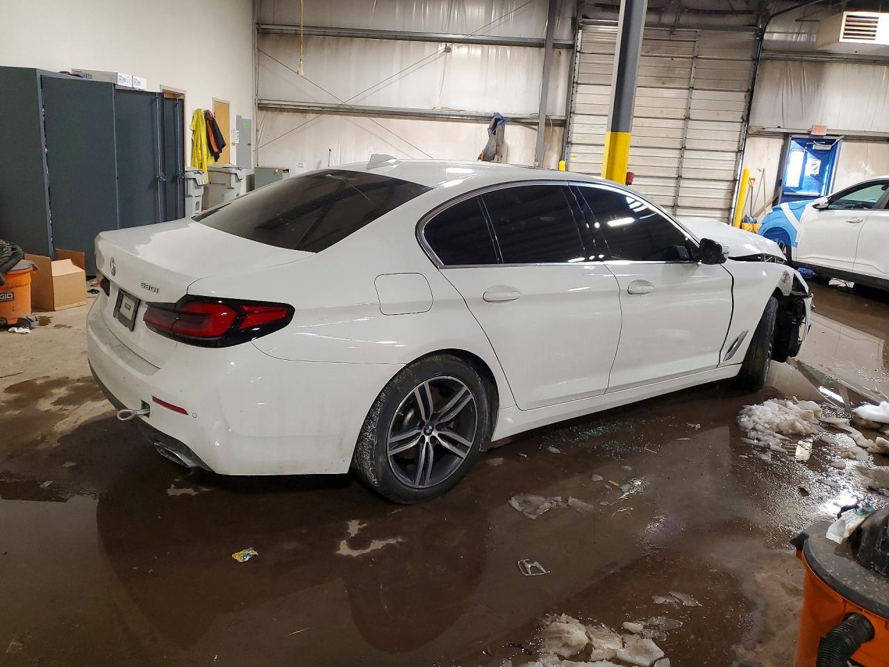 2022 BMW 530 Xi - Image 3