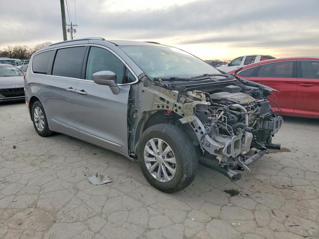 2018 Chrysler Pacifica Touring L - Фото 4