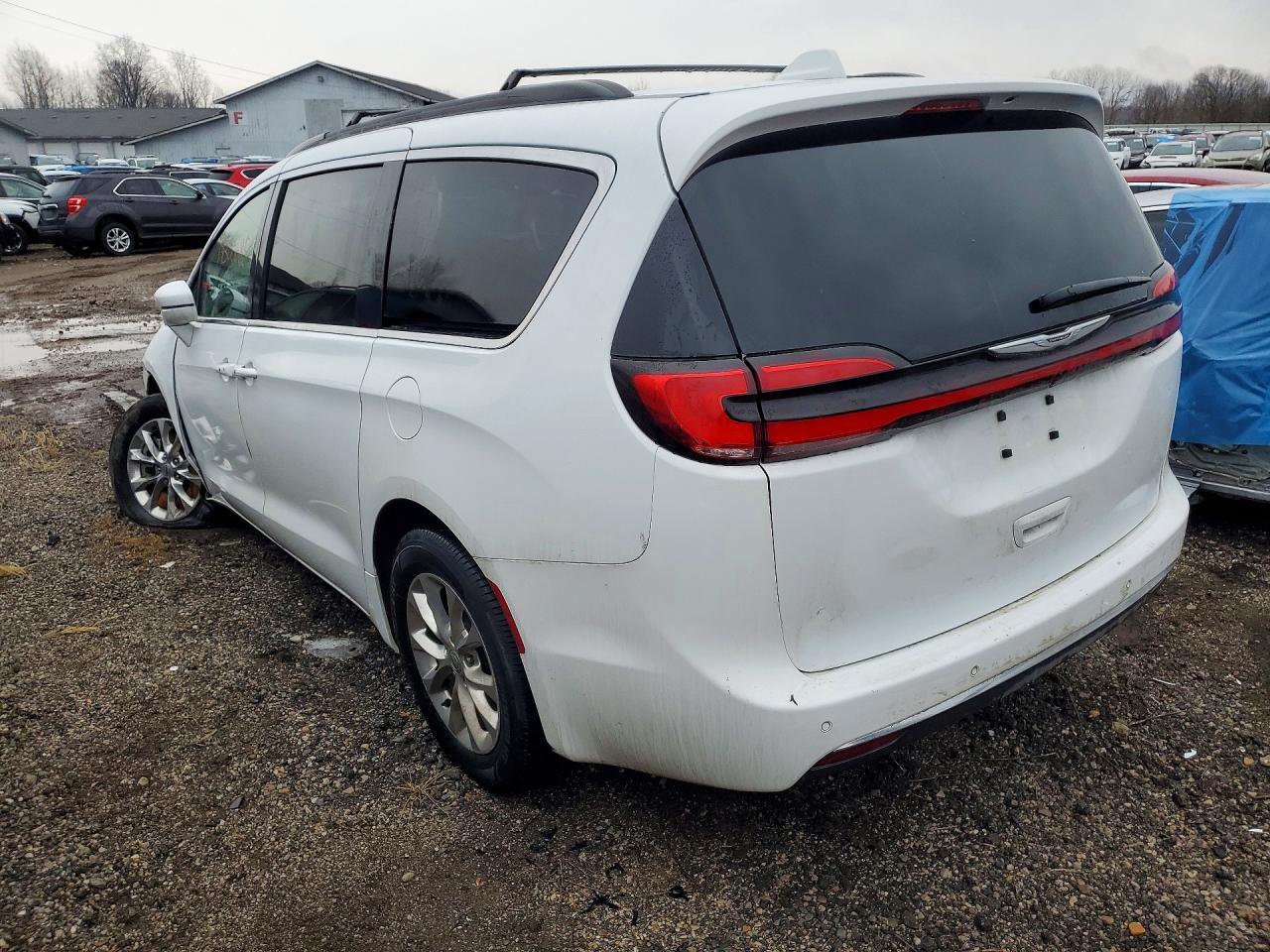 2022 Chrysler Pacifica Touring L - Image 2