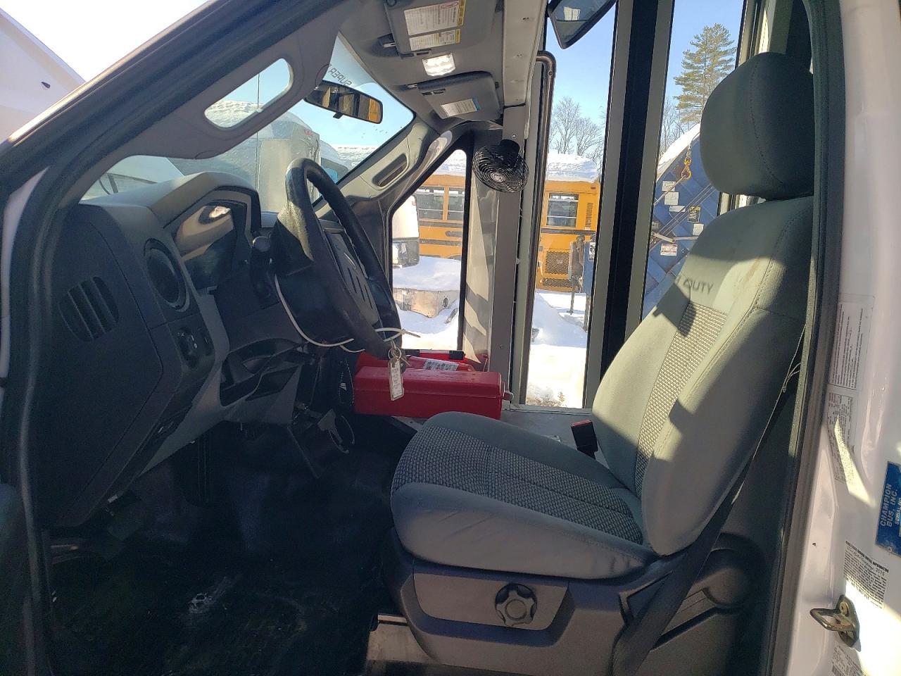 2015 Ford F550 Super Duty Shuttle Bus - Image 7