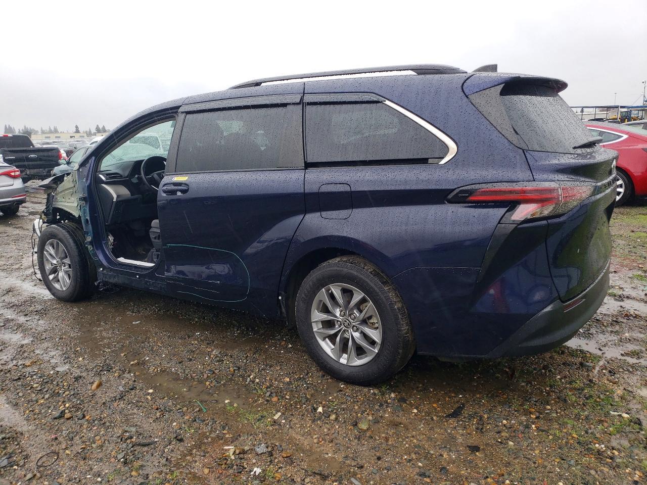 2022 Toyota Sienna Le - Image 2