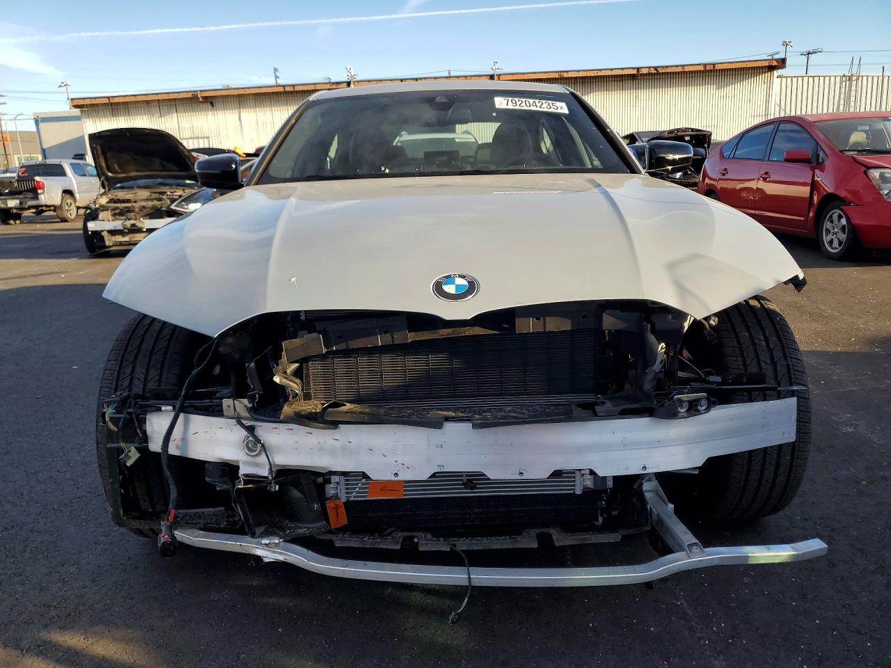 2025 BMW 330I - Фото 5