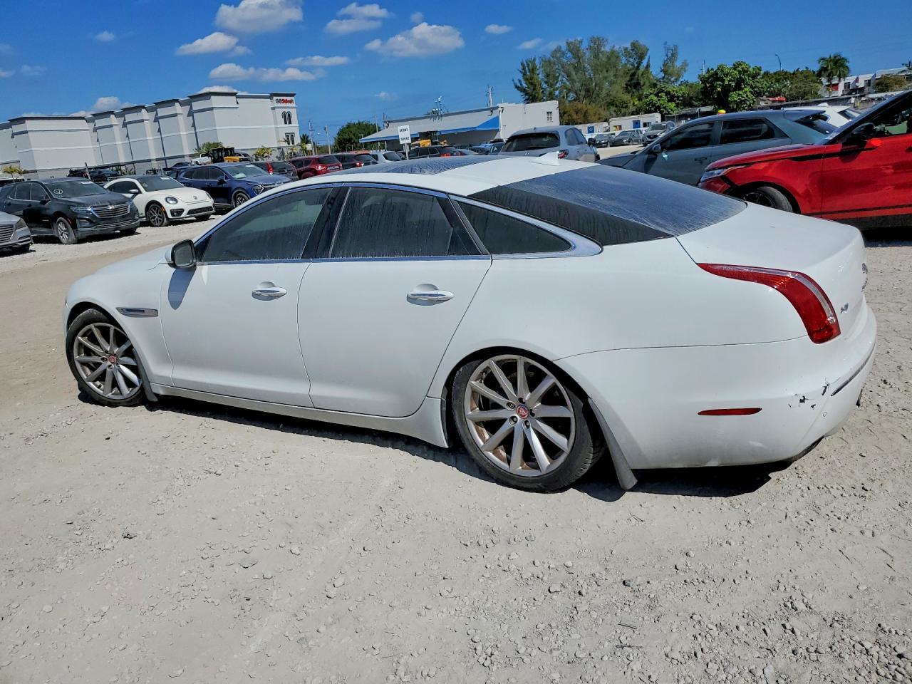 2014 Jaguar Xj - Image 2