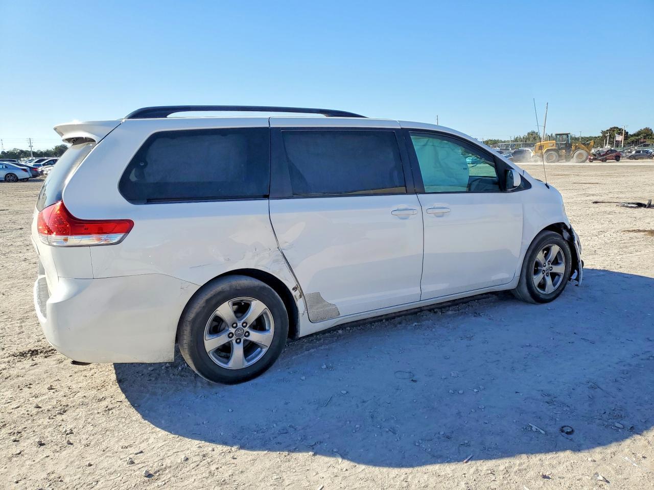 2014 Toyota Sienna Le - Фото 3