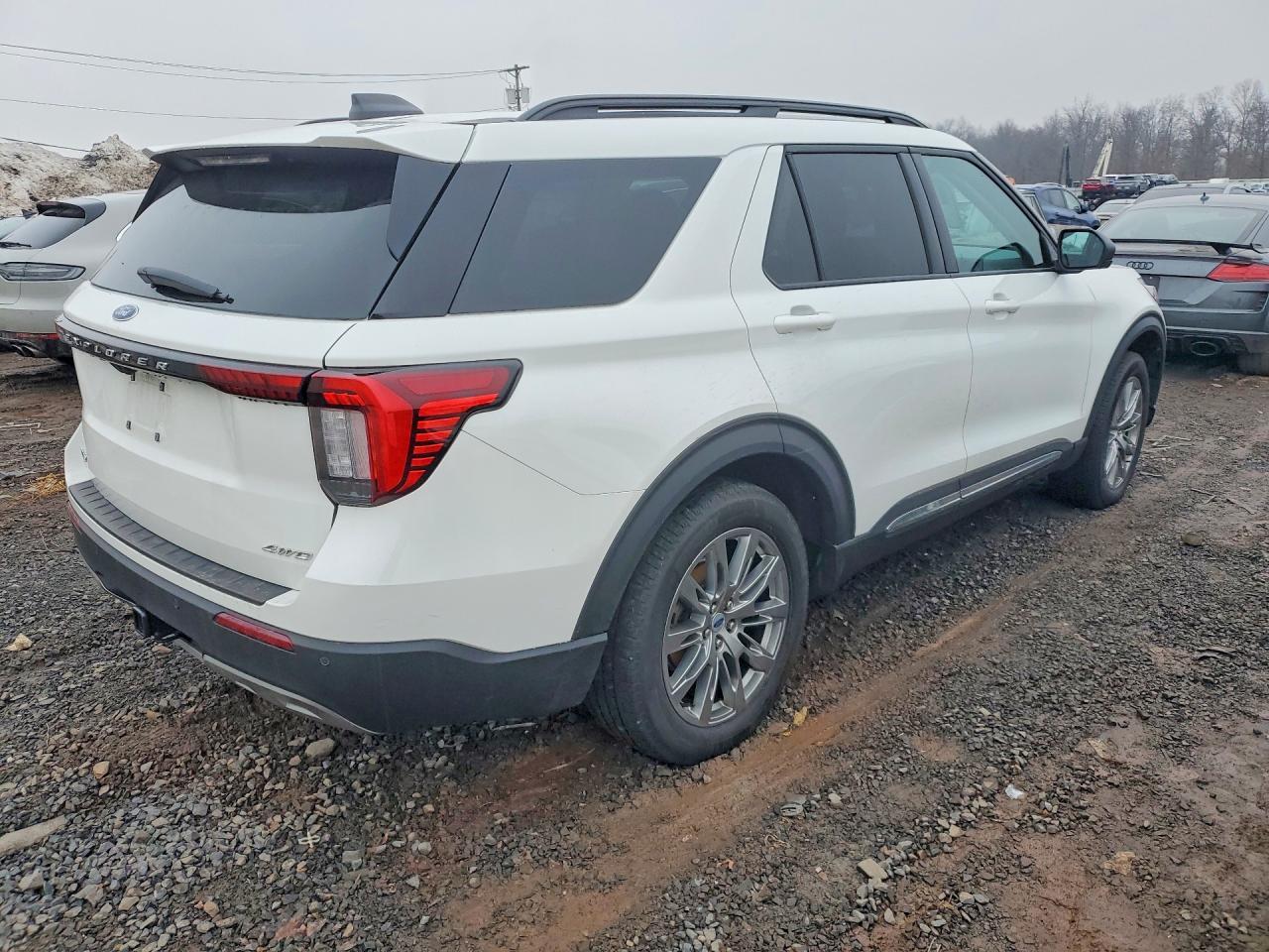 2025 Ford Explorer Active - Фото 3