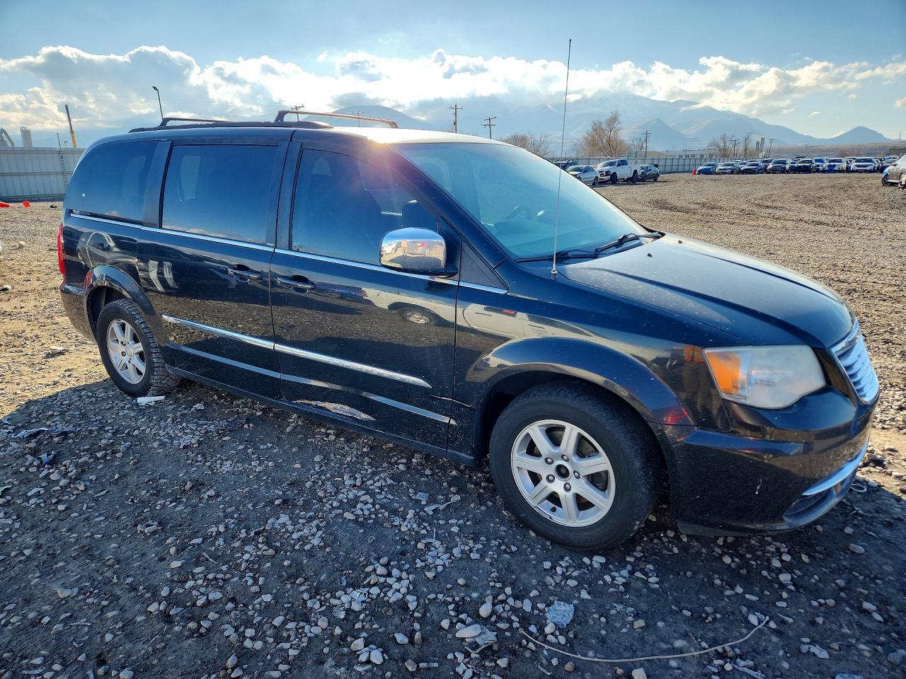 2012 Chrysler Town & Country Touring L - Фото 4
