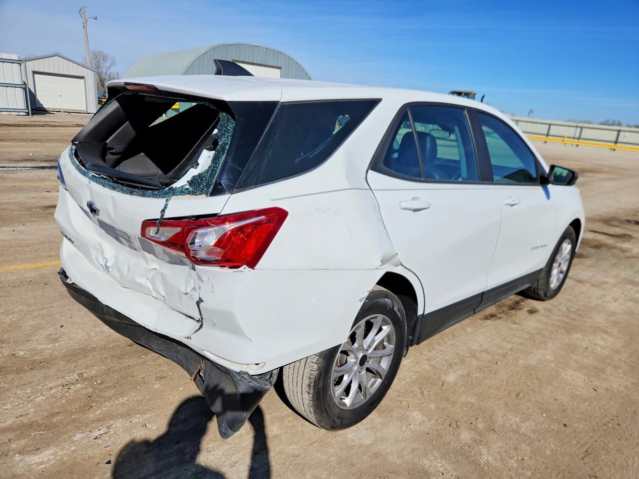 2020 Chev Equinox Ls - Фото 3