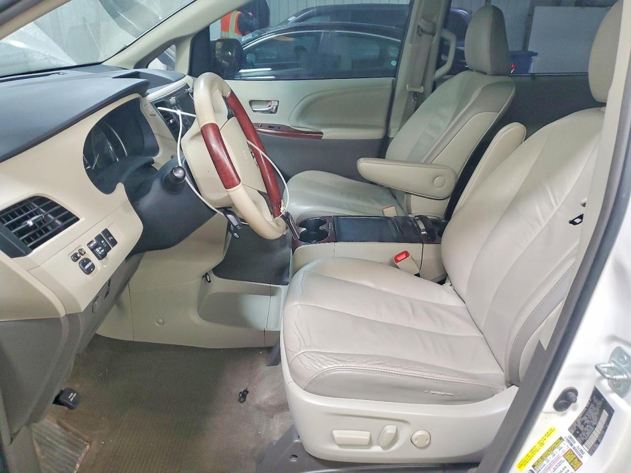 2012 Toyota Sienna Limited 7-Passenger - Фото 7