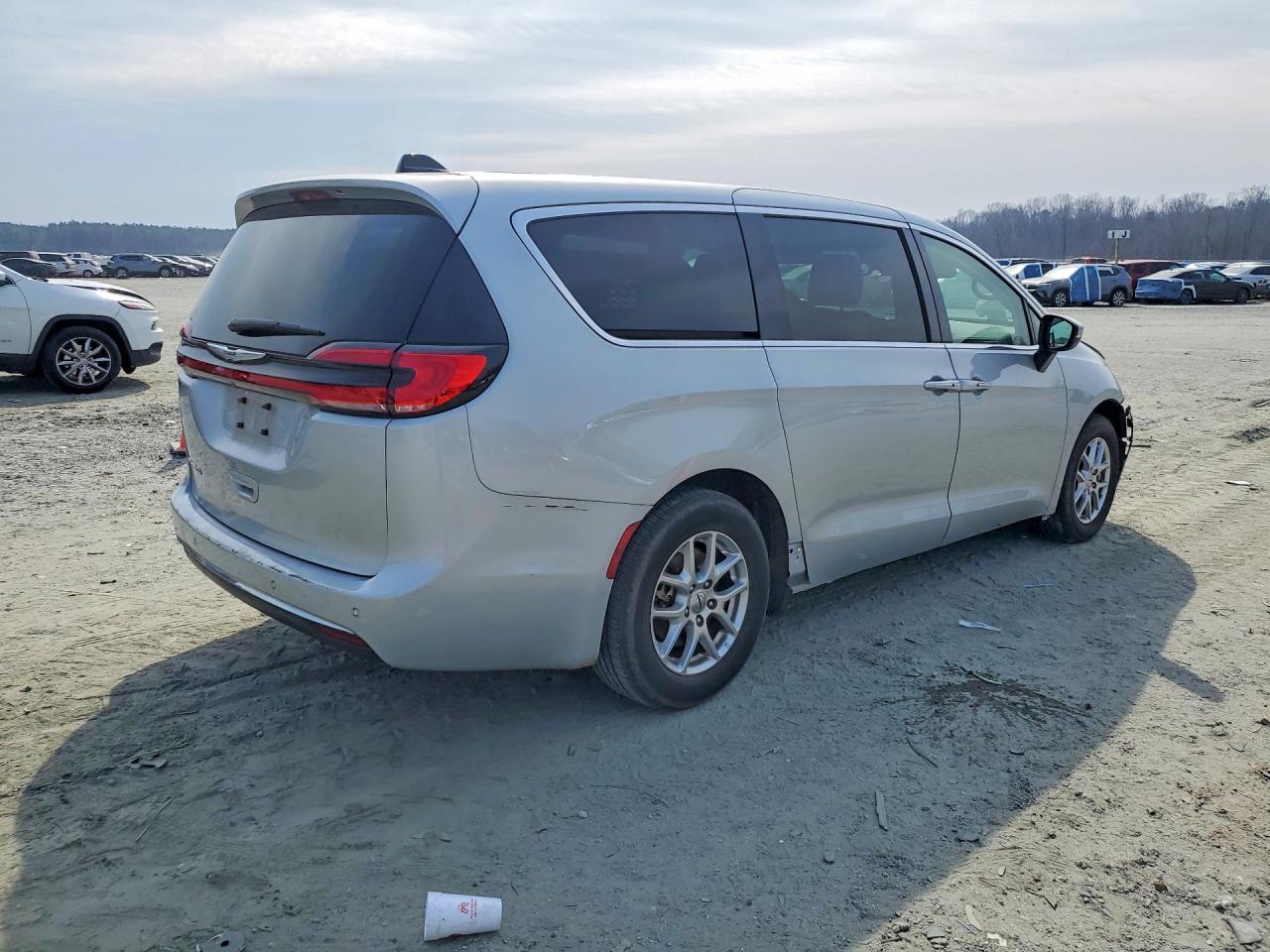 2023 Chrysler Pacifica Touring L - Image 3