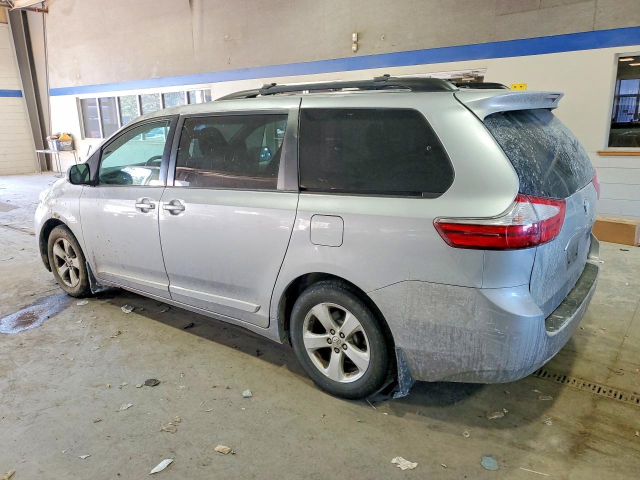 2015 Toyota Sienna Le - Image 2
