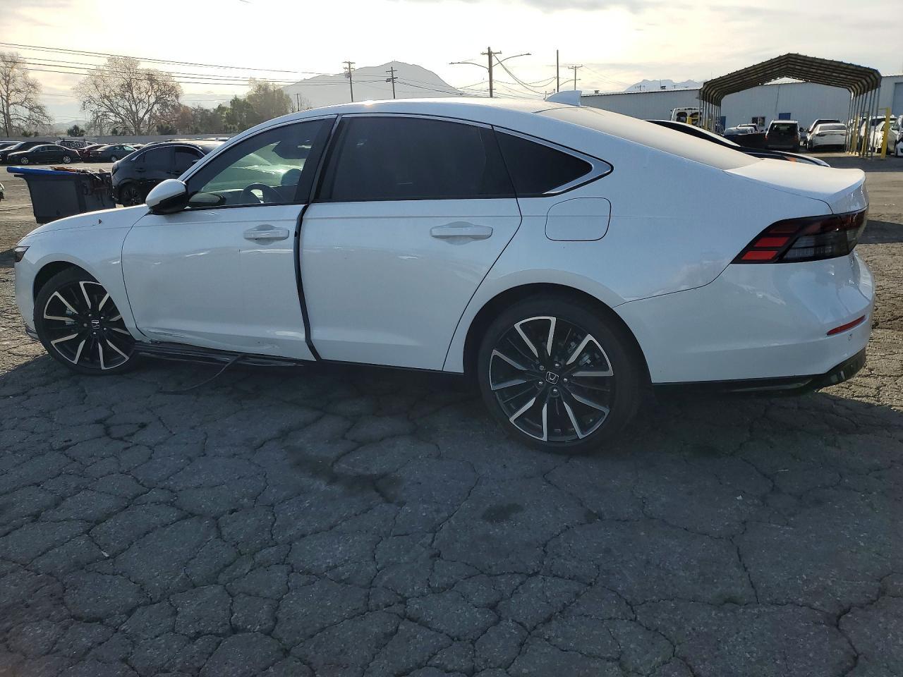 2025 Honda Accord Touring Hybrid - Фото 2