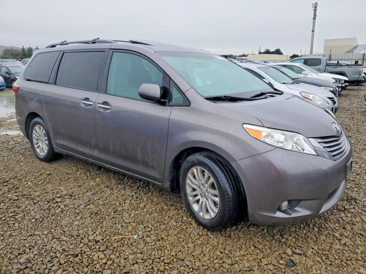 2017 Toyota Sienna Xle - Фото 4