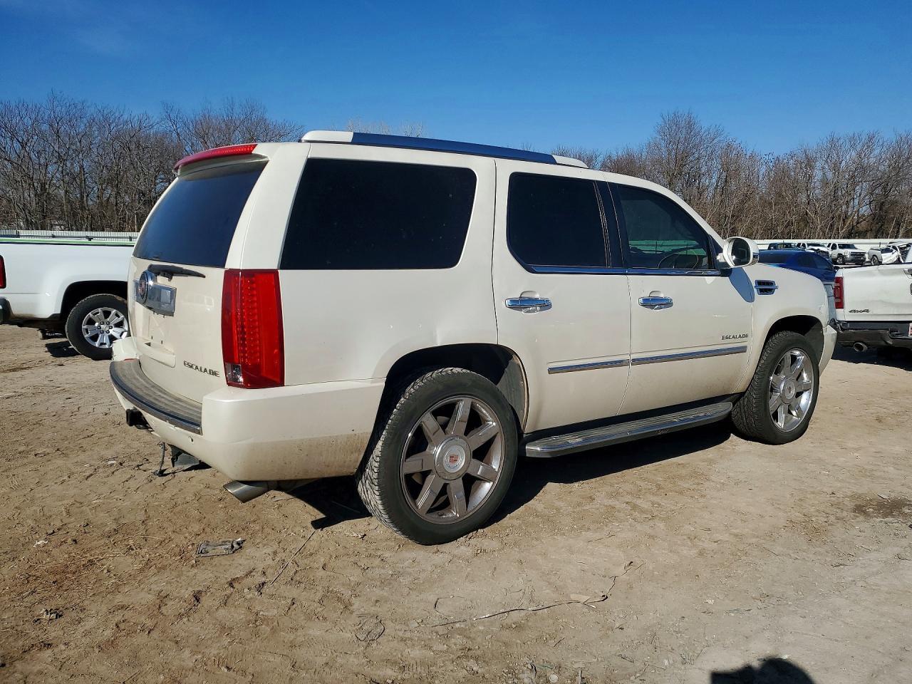 2013 Cadillac Escalade Luxury - Image 3
