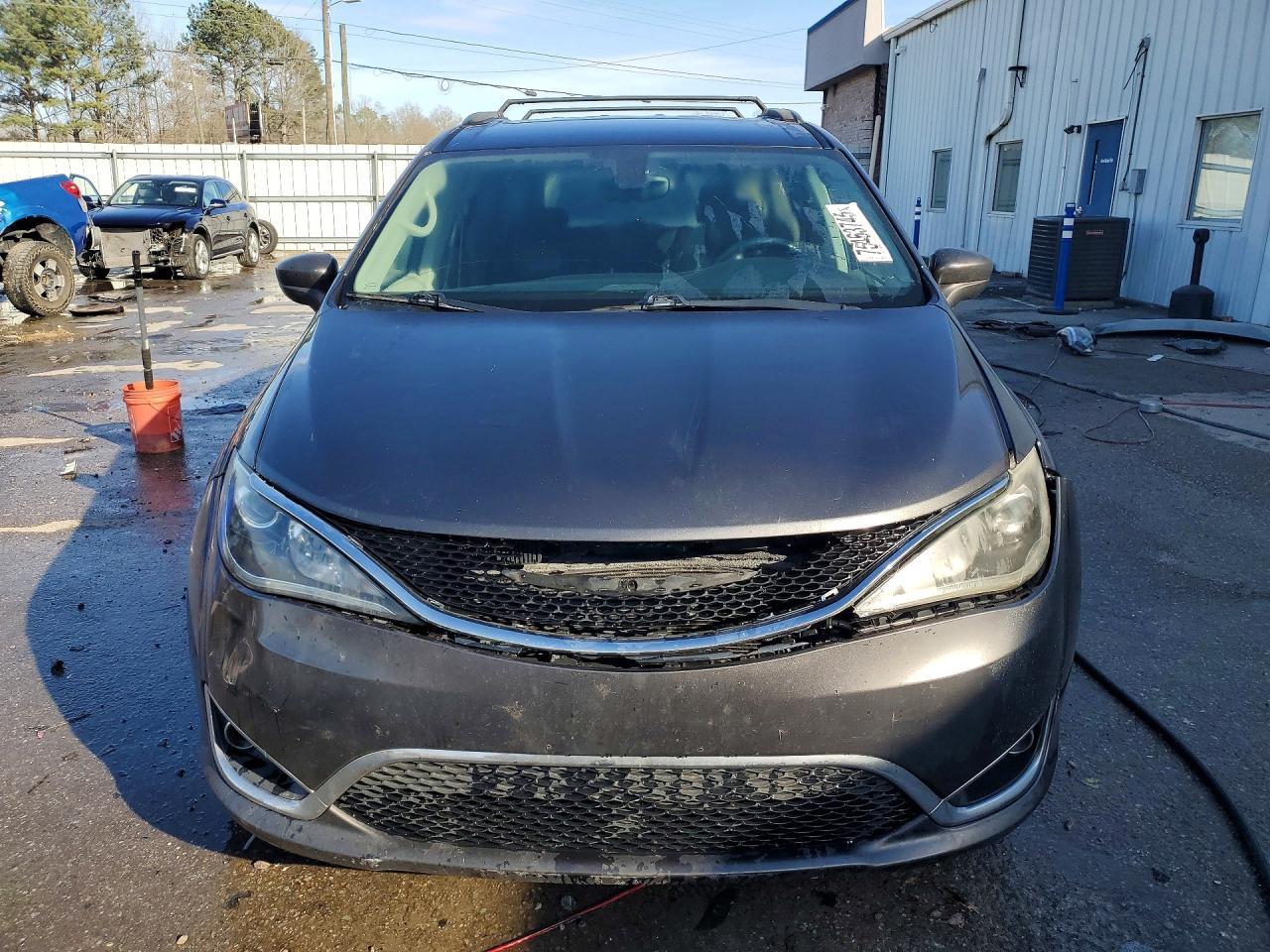 2017 Chrysler Pacifica Touring L - Image 5