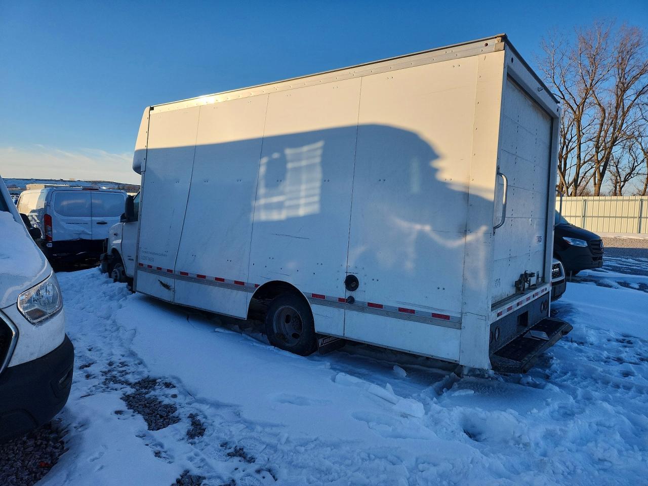 2023 Chevrolet Express G4500 - Фото 2